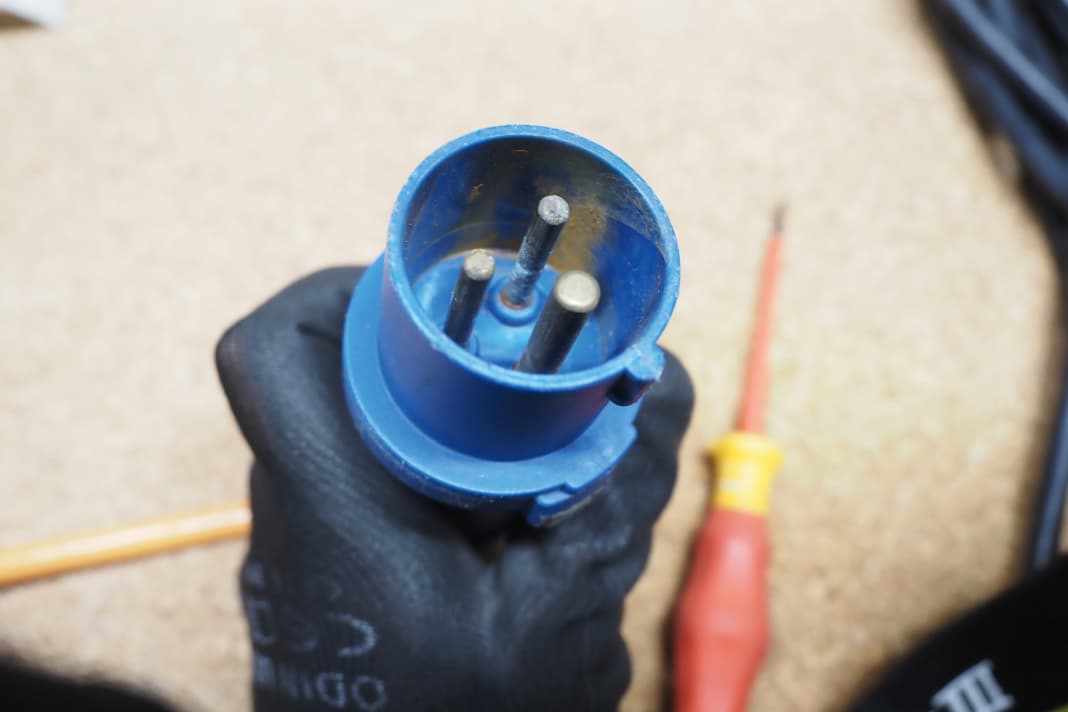 Suspicious: The solid contacts are not permanently resistant to the sea climate. As soon as corrosion is visible, the cable should be replaced