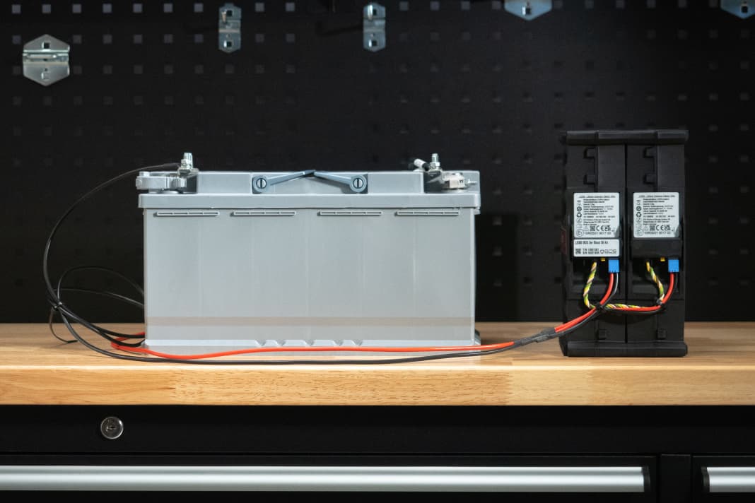 Le module LE300 est connecté aux pôles positif et négatif de la batterie existante.