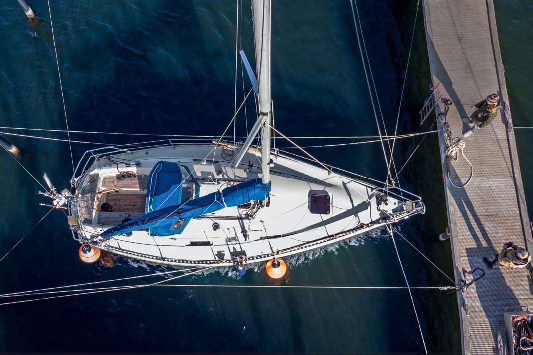 Die Liegeplätze in den Sportboot­häfen an der Ostseeküste sind meist Boxen zwischen Steg und Dalben