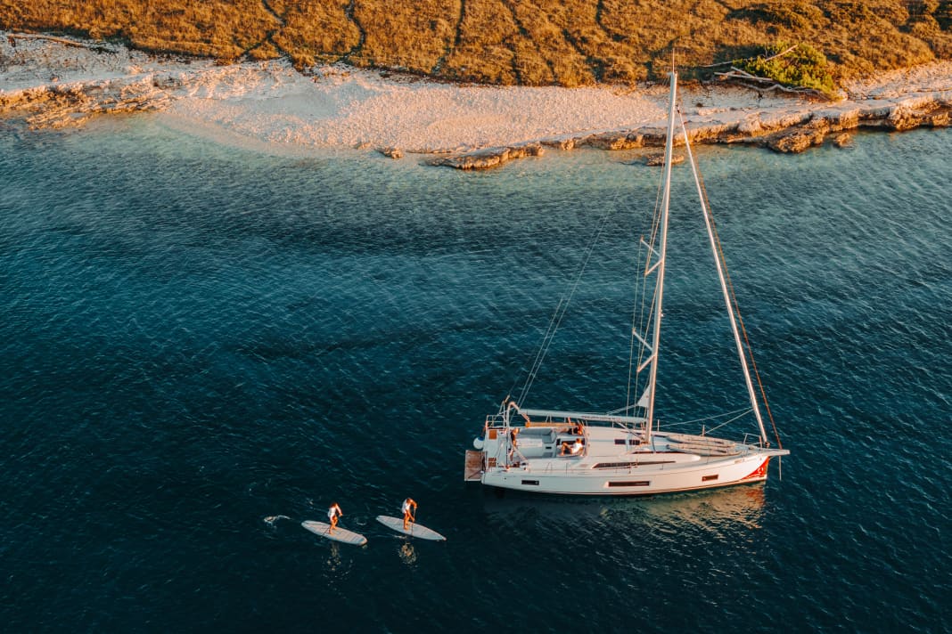 Stand Up Paddleboards sind auf vielen Yachten mit dabei. Ob als reines Spaßgerät für die Ankerbucht oder als platzsparende Dingi-Alternative