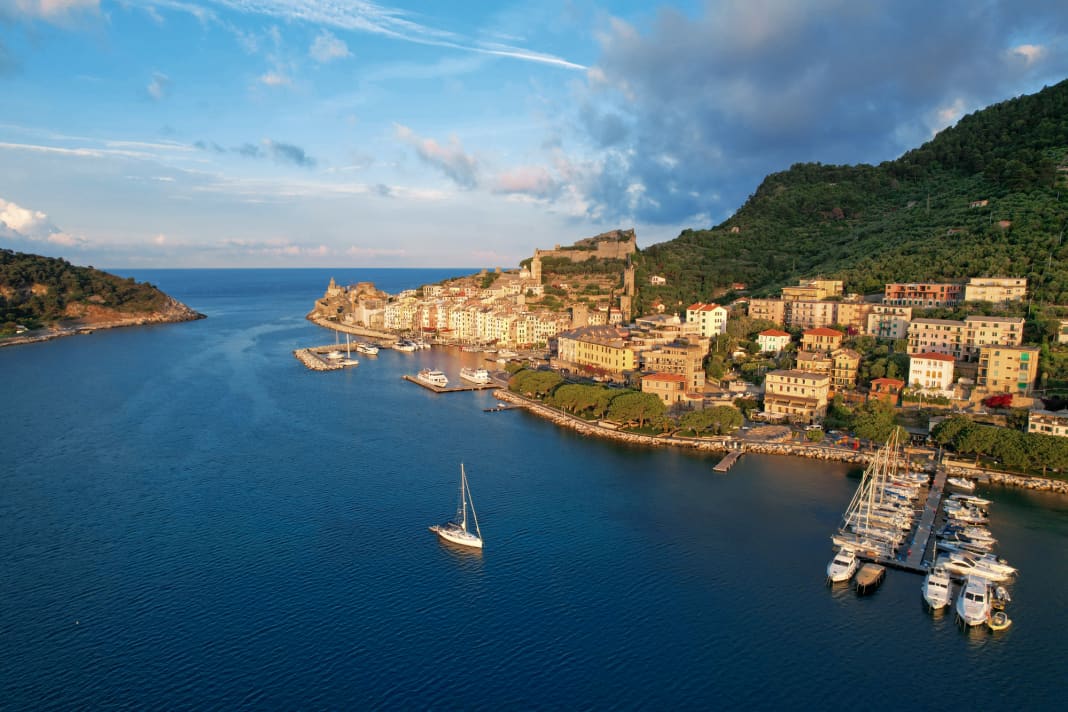 Ambiance magique au-dessus de Porto Venere. La douce lumière du soleil couchant illumine les maisons de la vieille ville.