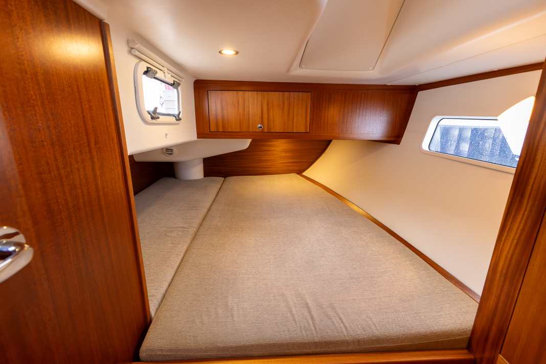 La chambre arrière est confortable et offre beaucoup d'espace pour la tête.