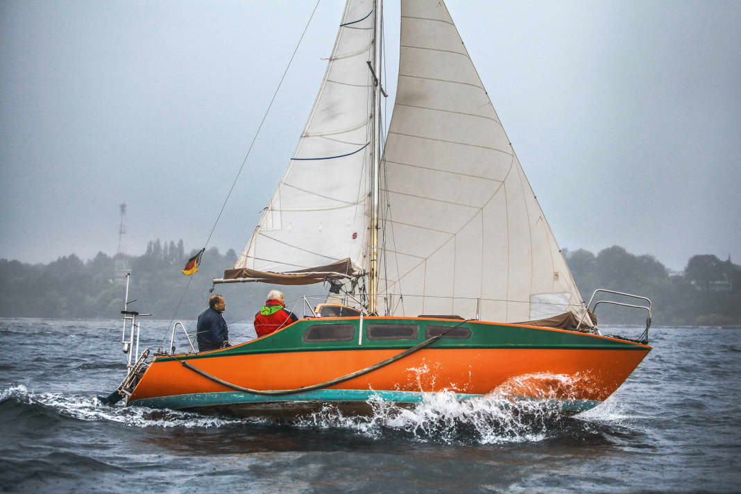 Backdeck, Löffelbug, achtern stehen­des Rigg und breiter Rumpf: ein Serienboot vom Typ Listang, eines der letzten noch segelnden Exemplare