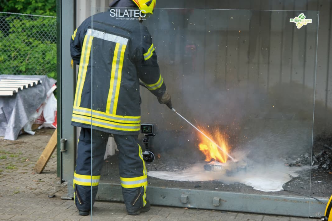Fire extinguisher test How to extinguish burning lithium batteries BOOTE
