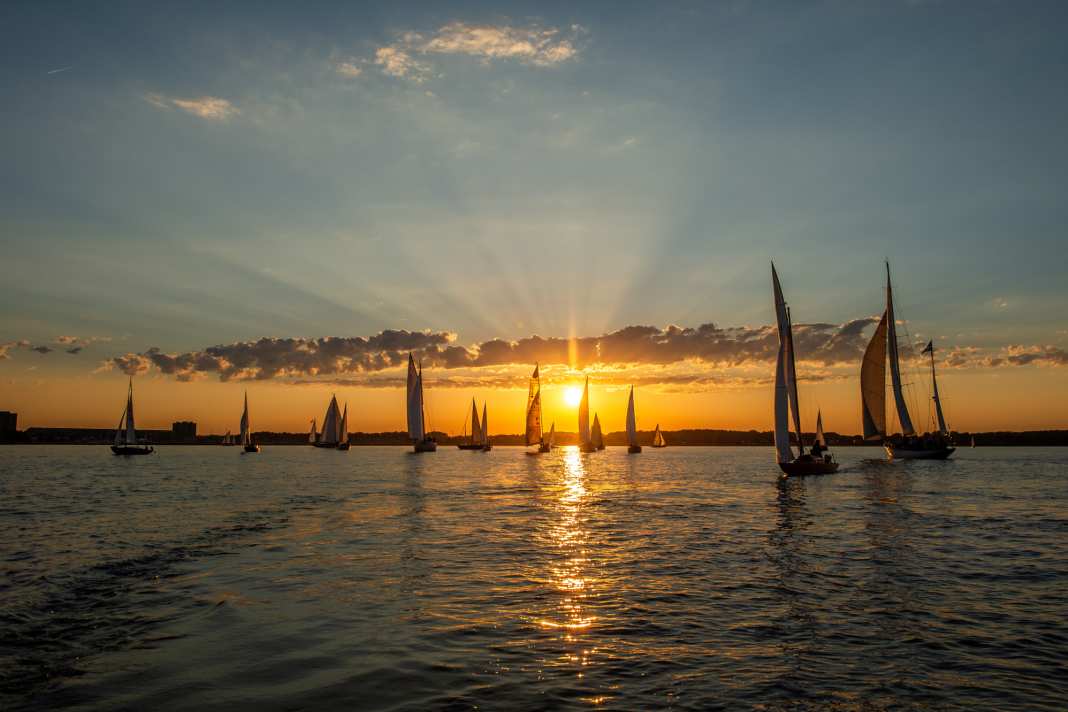Meine erste Teilnahme am "Run" war 2019, da sind die beiden Bilder im Abendlicht entstanden und seitdem lässt mich das nicht mehr los. Eine solche Stimmung, das Segeln in der Nacht, die tolle Kameradschaft. Das alles kumuliert dann im dritten Bild - ohne Worte.