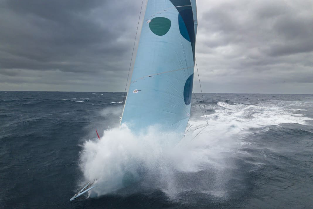 "Biotherm" crashes into a wave