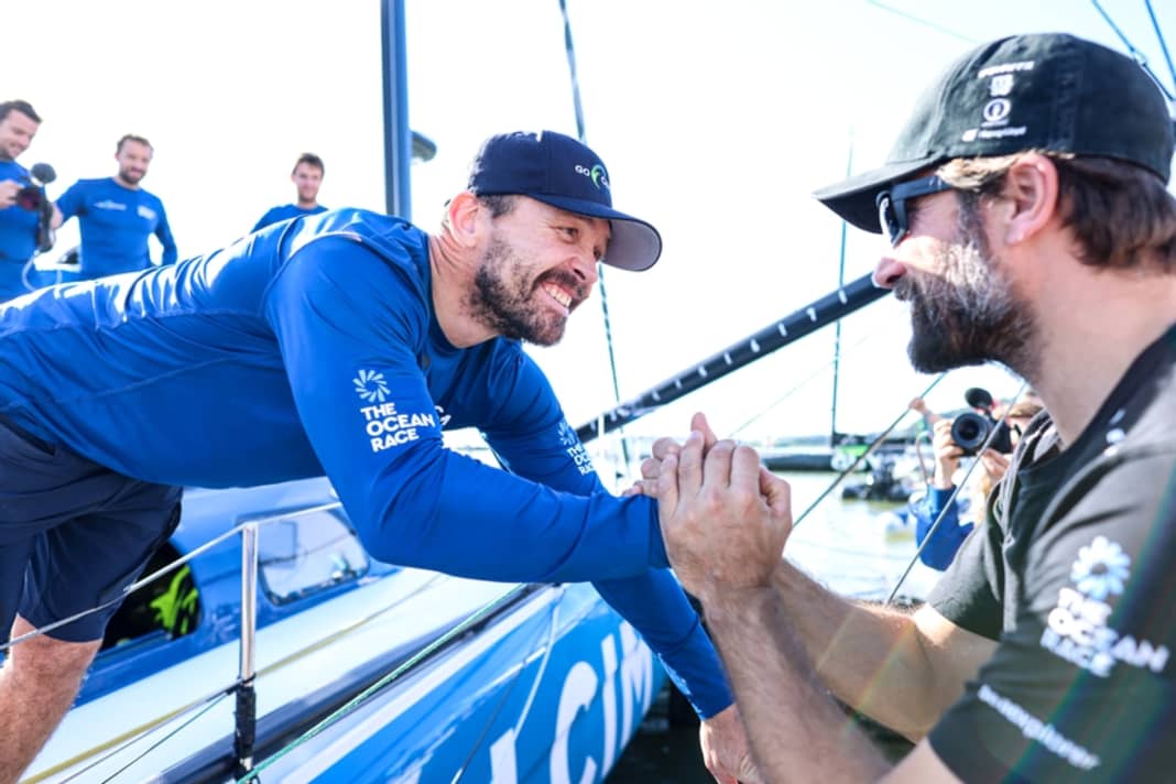 Ester félicitant, premier échange entre skippers : Boris Herrmann avec Kevin Escoffier après son arrivée ce matin au ponton d'Itajaí