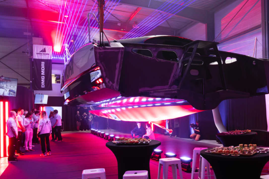 The new hull shape of the "DMG Mori Global One" is clearly visible in the hall from behind.