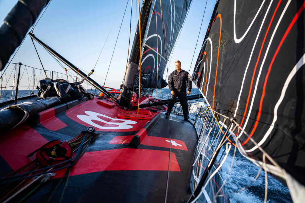 Oliver Heer auf der Imoca seines Teams Embrace the Challenge.