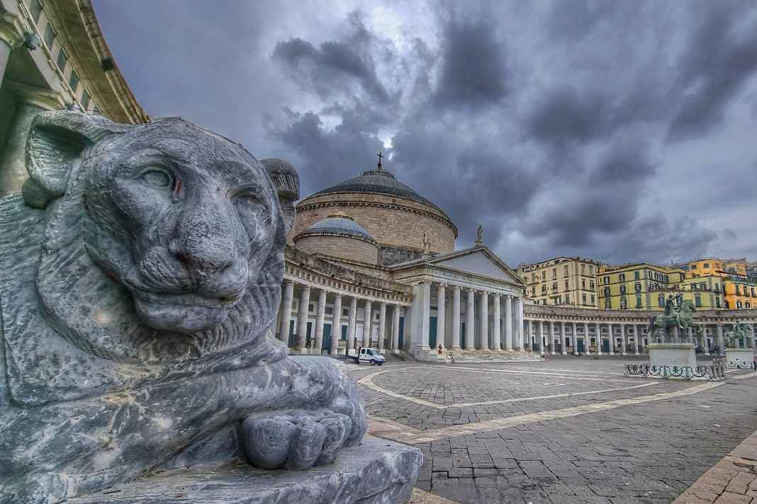 Basilica di San Francesco di Paolo a Napoli, in Piazza del Plebicito, davanti alla quale fa la guardia un leone.