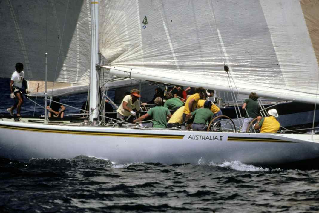 Leggenda: con "Australia II", nel 1983 gli australiani guidati da John Bertrand hanno messo fine alla striscia di vittorie degli americani che durava da 132 anni e hanno vinto la 25a America's Cup.