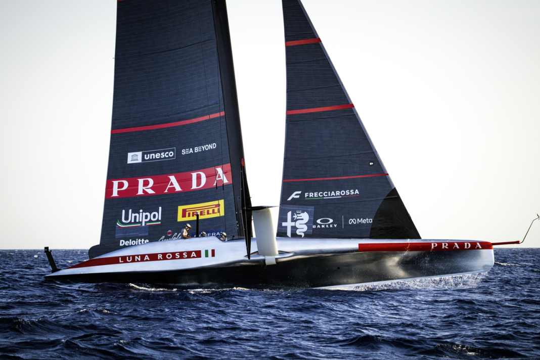 Luna Rossa est l'espoir des challengers italiens. Le 10 juin, elle a été utilisée pour la première fois dans le cadre du processus de remise en état en cours.