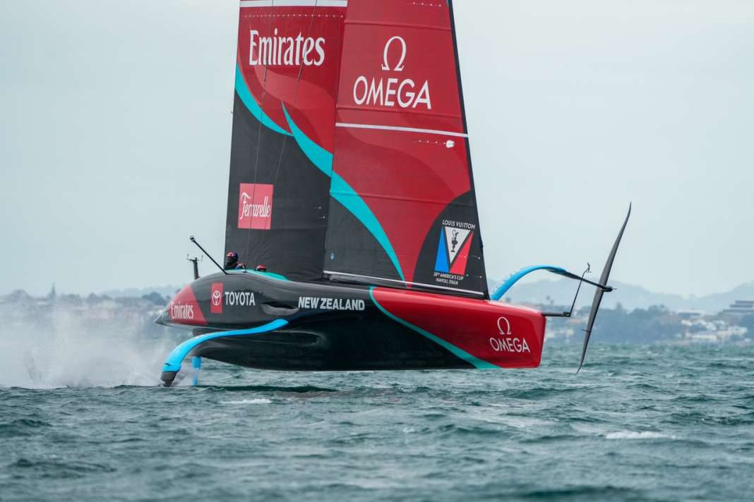 Exakt ein Jahr vor dem ersten Startschuss läuft die Testphase des Emirates Team New Zealand auf Hochtouren. Die „Taihoro“ an Tag 18 der offiziellen Recon-Testfahrten am 12. Juni 2026. Das hochtechnologisierte AC75-Rennboot ist das Fundament, mit dem die Neuseeländer die historische vierte Titelverteidigung in Folge anpeilen.