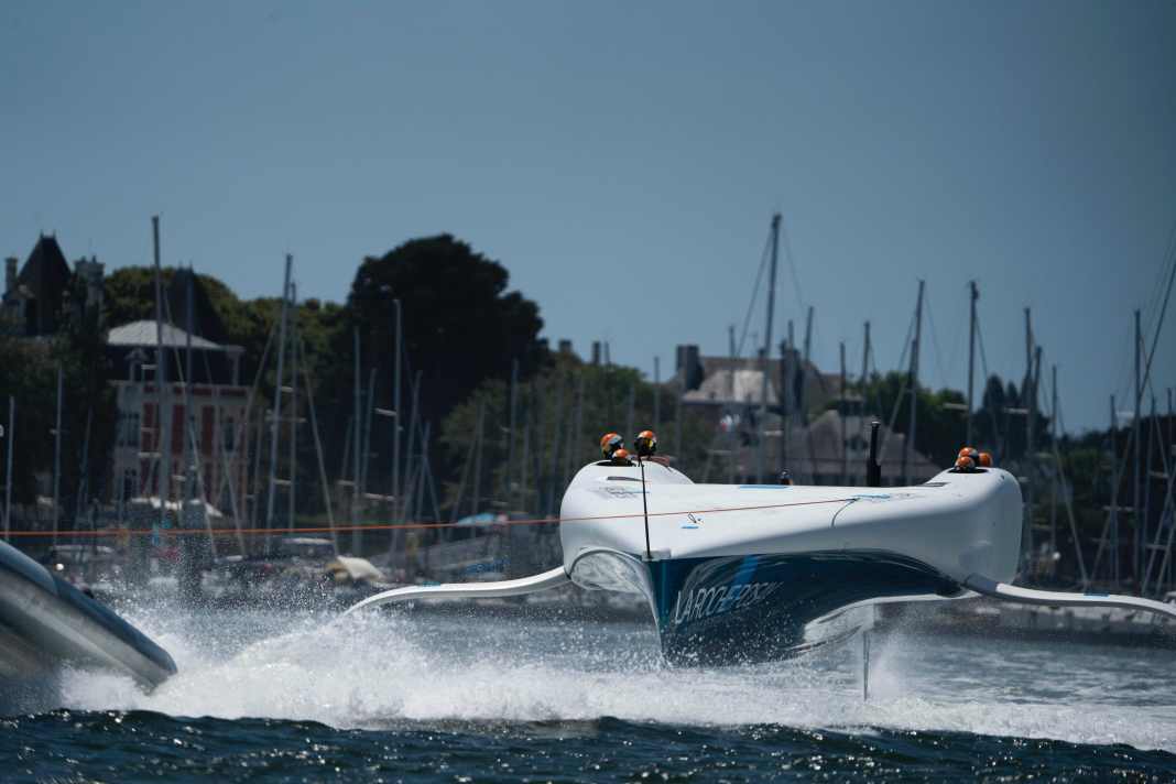Erste Tests des komplett überarbeiteten AC75 vor der Trainingsbasis in Lorient.