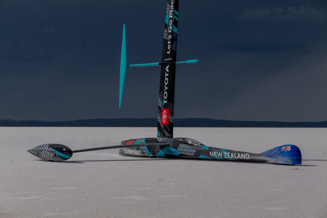 Mit diesem Hightech-Strandsegler gelang dem Emirates Team New Zealand der neue Landspeed-Weltrekord 