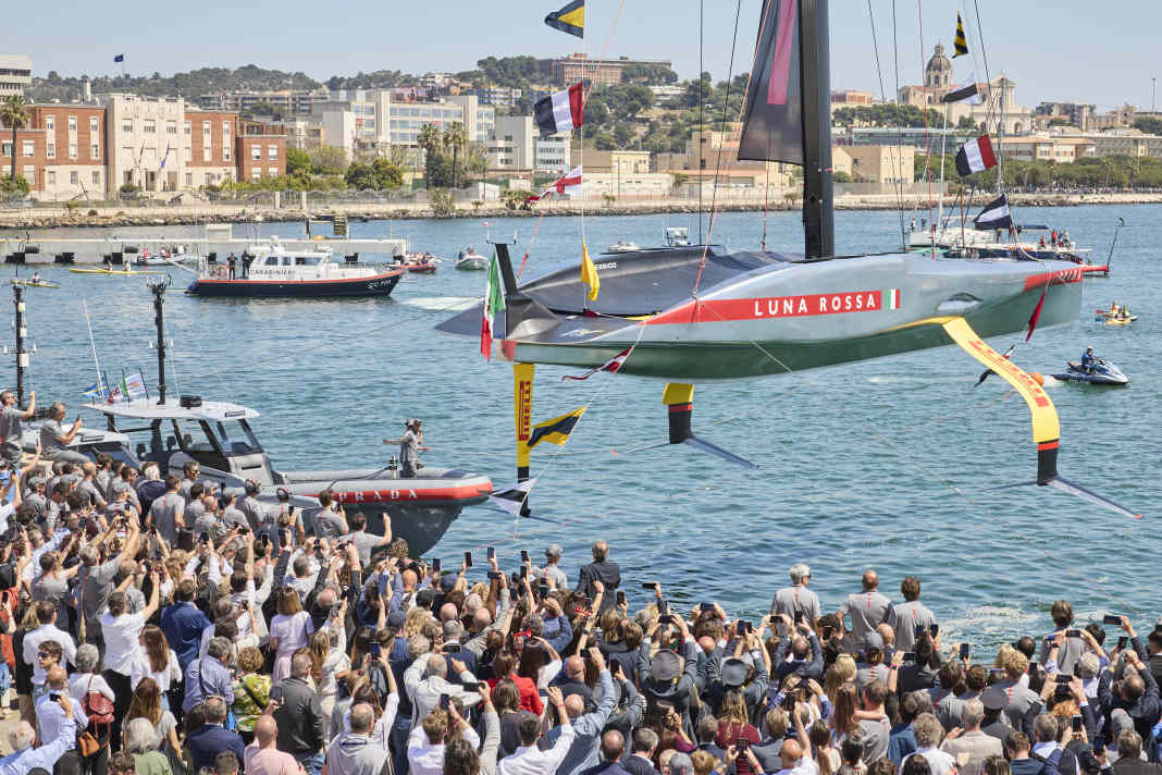 "Luna Rossa" ist die foilende Einrumpf-Rakete, die Patrizio Bertellis Team Luna Rossa Prada Pirelli im sechsten Anlauf zum Sieg im America's Cup tragen soll