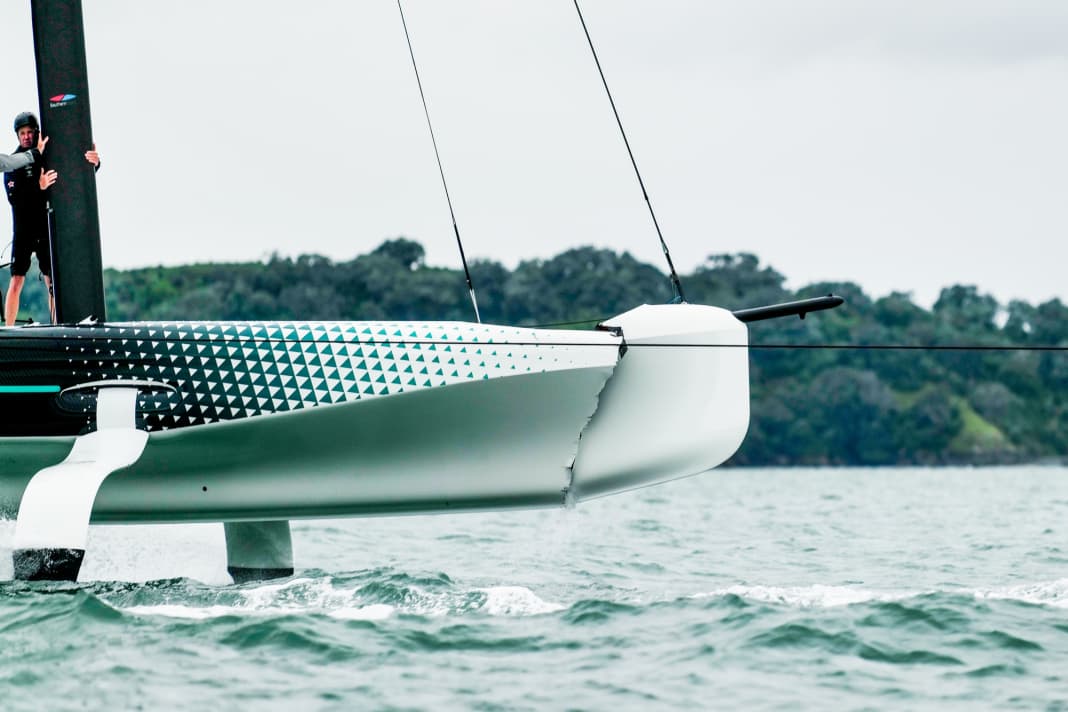 Le yacht test a dû être remorqué sur les foils jusqu'à la maison