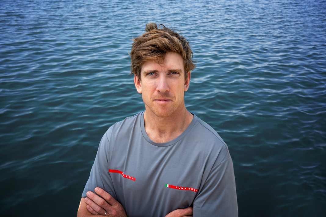 Peter Burling déjà dans la nouvelle tenue de l'équipe Luna Rossa.