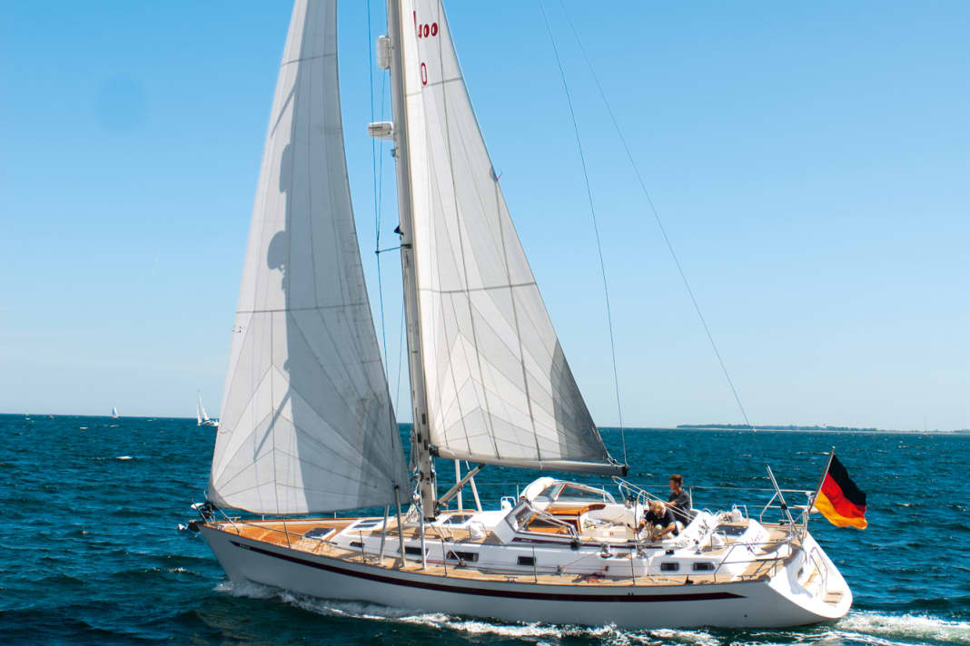 1. Ideally on the chocolate bows: Go upwind so that the cloth runs into the mast profile at a flat angle. The gap for this is always slightly off centre. At Seldén, this is slightly to the right and the sail is furled anti-clockwise. Sailing on port tack is then ideal