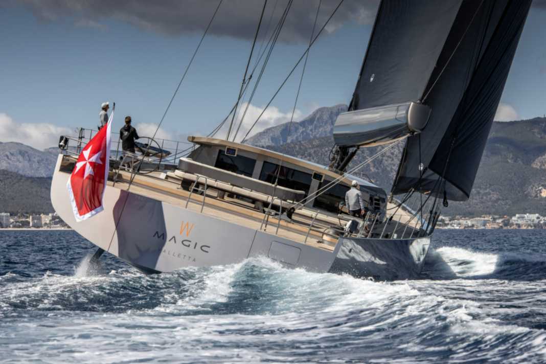 Aspetto potente: Vitters ha saldato "Magic" in alluminio, Southern Spars ha fornito l'armo in carbonio alto 62 metri. Con genoa e randa, 1.098 metri quadrati di laminato 3Di di North Sails si ergono al vento.