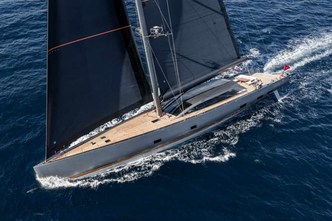 Schrick tra le scotte: Il design largo 9,70 metri convince per le sue prestazioni sportive di bolina. I doppi timoni mantengono la barca in rotta, mentre l'armatore regola le vele con un semplice pulsante.