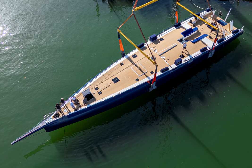 „Magic Carpet e“ wurde bei Persico in La Spezia gewassert. Die Verdier-Konstruktion zeigte sich vergleichsweise schmal, die weit achtern liegende Mastposition ähnelt der von Imocas. Foils sollen die 30-Carbon-Meter nicht erhalten, jedoch ...