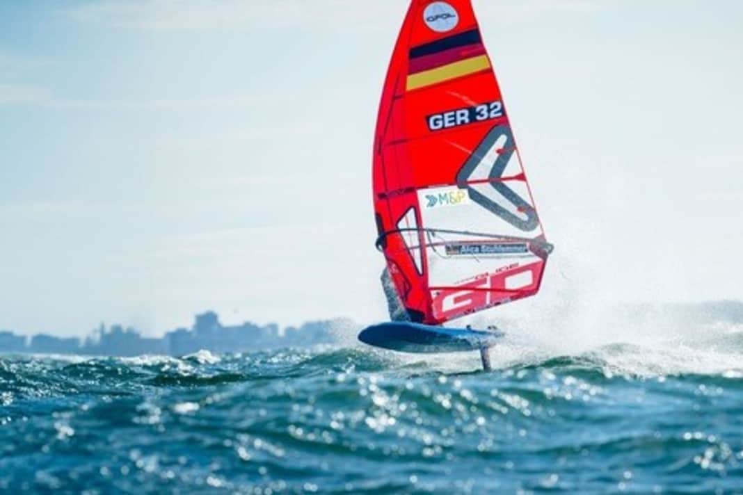 Alica Stuhlemmer hat schon die ersten Trainingswochen im iQFOiL-Windsurfsport im Kieler Heimatrevier absolviert