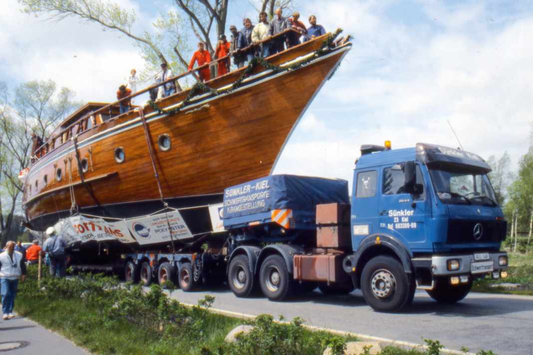 Nur wenige Zuwege zum Wasser sind für den Transport des fast 100 Tonnen wiegenden Rohbaus geeignet. Es entsteht der Plan vom Ab­slippen am Strand von Scharbeutz