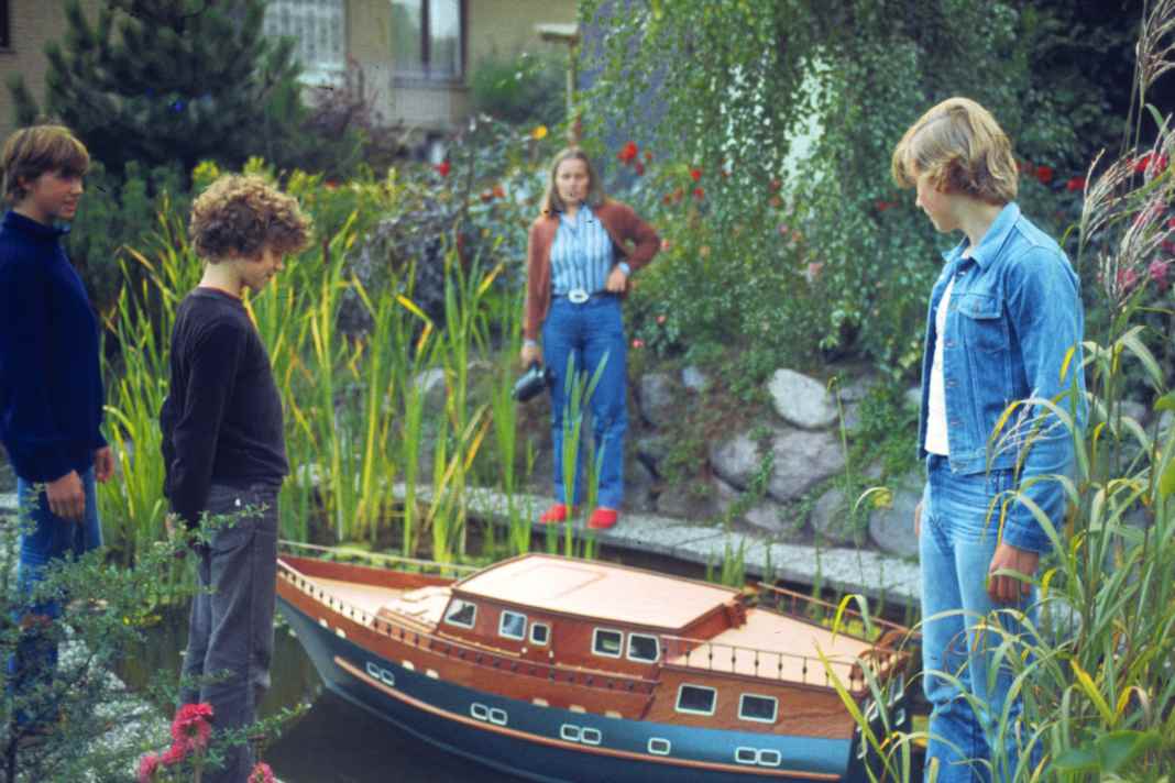 Grebe's wife and three sons inspect the 1:10 scale model