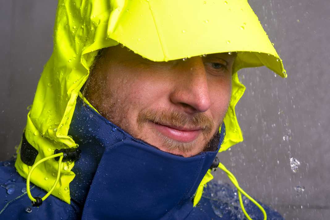 The peak of the hood is a little too narrow. However, only spray got on the cheek during the test.