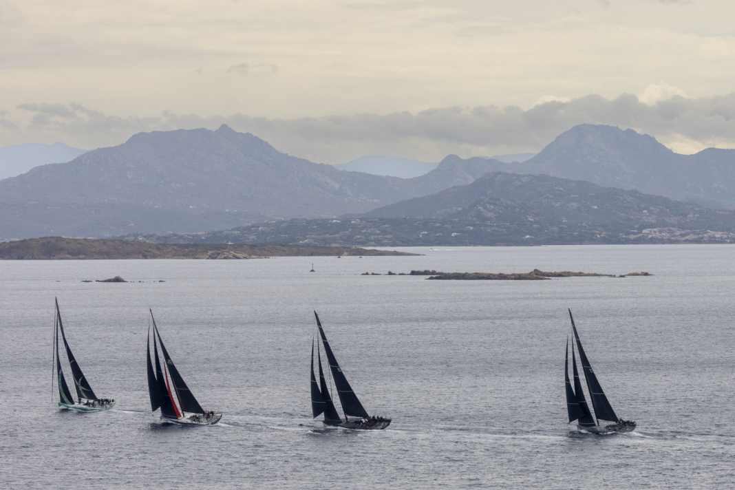 Pour le coup d'envoi de la Maxi Yacht Rolex Cup lundi, la Costa Smeralda a servi des vents faibles qui ont incité les 44 yachts à prendre la mer, mais qui ont entraîné l'interruption de la course peu après le premier départ. Le deuxième jour, le vent a soufflé jusqu'à 18 nœuds avant de se stabiliser entre 10 et 12 nœuds.