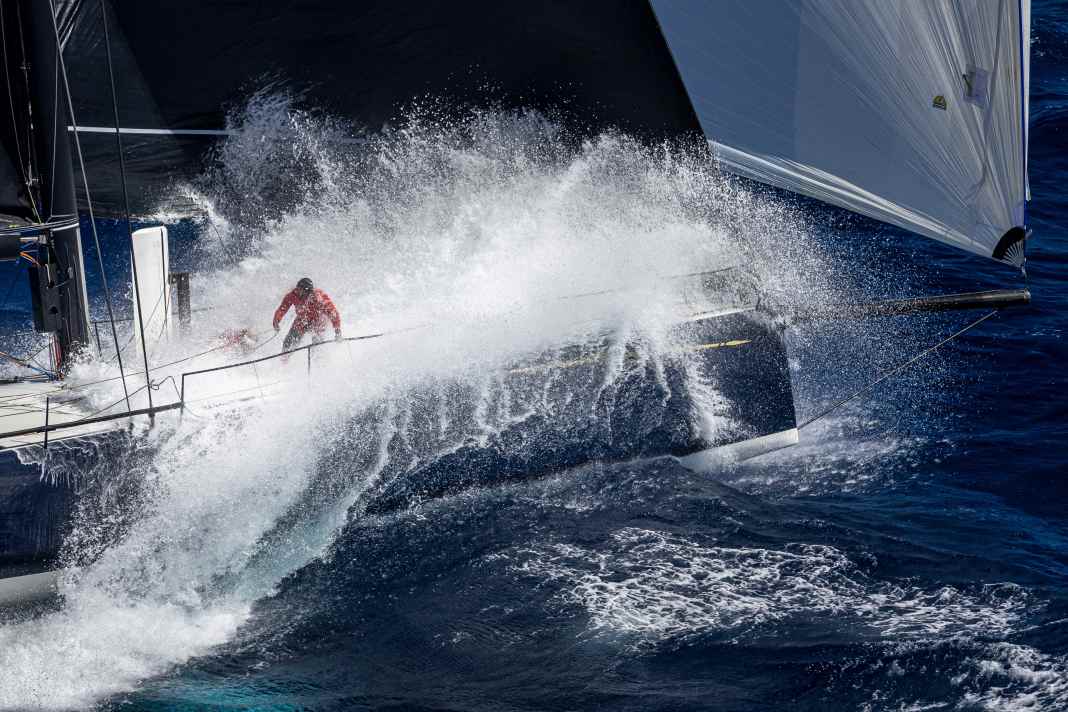 Alle Hände voll zu tun auf der ClubSwan 80 „My Song“ am vorletzten Tag des Maxi Yacht Rolex Cup, an dem ...