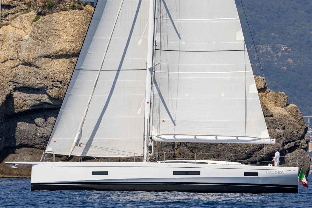 Avec le MD58, Maxi Dolphin a réalisé un bateau sur mesure en carbone d'une longueur de 17,90 mètres.