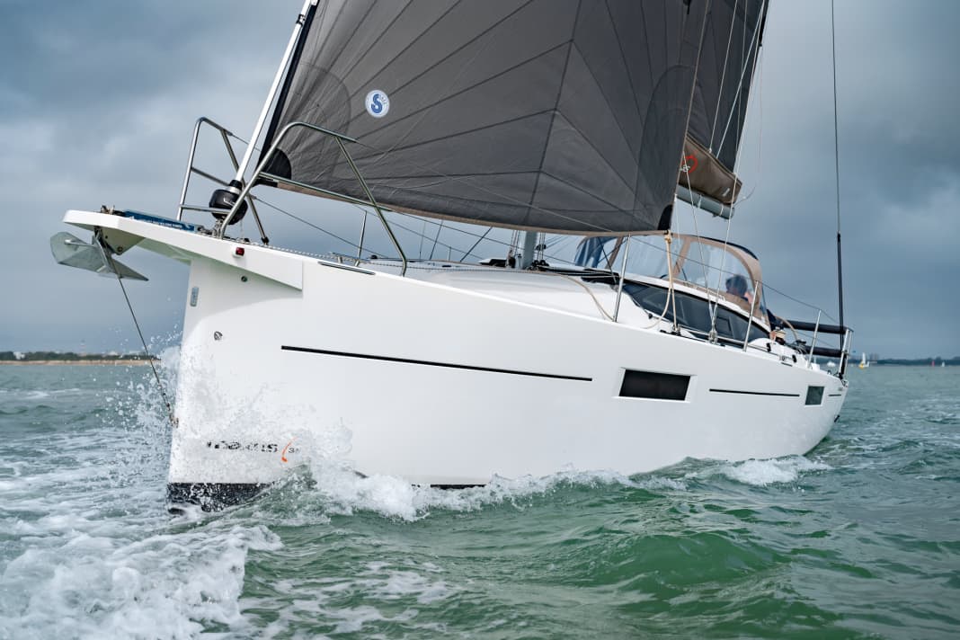 Elegante? Ebbene, sì! Con il suo bordo libero alto e la sovrastruttura della cabina dalla forma strana, il design del Maxus 35 è anche visivamente polarizzante. Bello è diverso