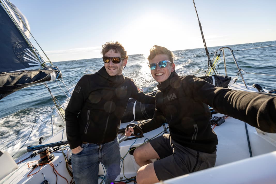 Melwin Fink (21, r.) und Lennart Burke (25, l.) sprechen in der neuen Podcast-Folge über ihren Werdegang, Herausforderungen beim Segeln und Ziele in ihrem Leben