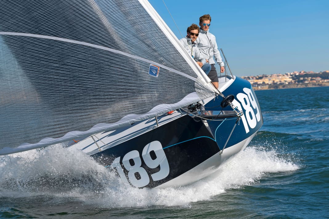 Lennart Burke (l.) und Melwin Fink beim Winter-Training auf ihrer Pogo 40 S4, der Baunummer 7, vor Lissabon