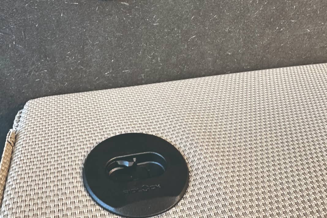 Le nouveau système de fixation de Fidlock convient par exemple pour les coussins du salon ou du cockpit.