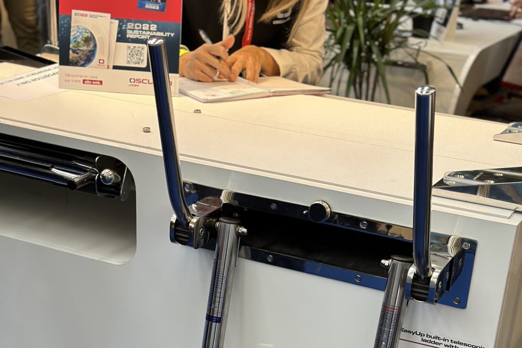Osculatis EasyUp teleskopierbare Badeleiter zum Verstauen in der Badeplattform. Links davon angeschnitten die Variante zum Anbringen unter der Badeplattform.