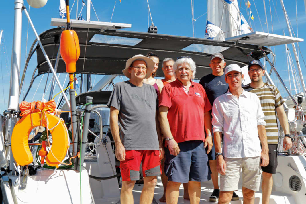 Skipper Wolf Knipfer, 75 (rotes Shirt), mit zahlenden Gästen