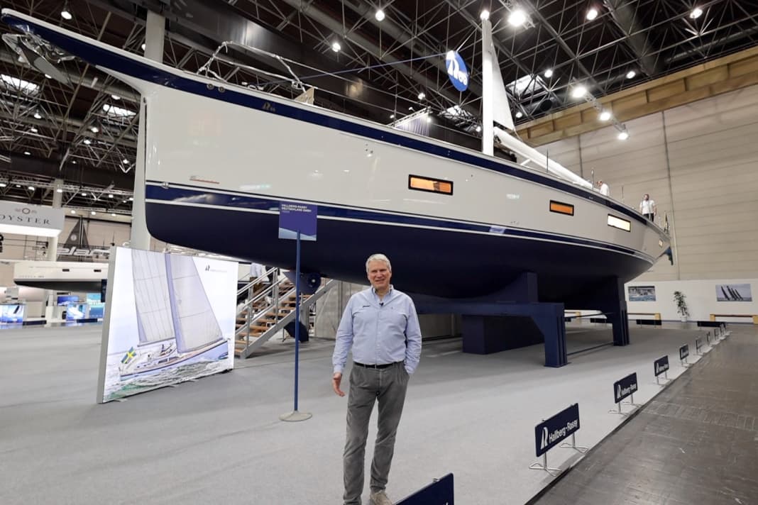 YACHT editor Jochen Rieker in front of the new Hallberg-Rassy 69 during the video tour for YACHT tv