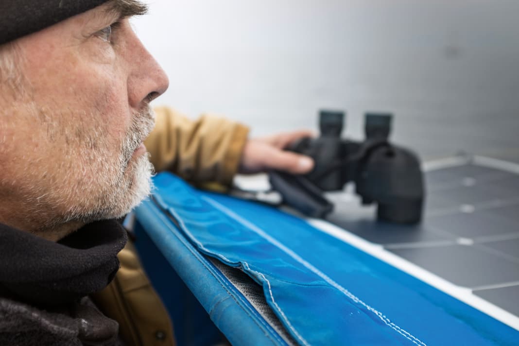 Alone on board. In addition to handling the boat, the biggest challenge is to keep an eye on everything around you