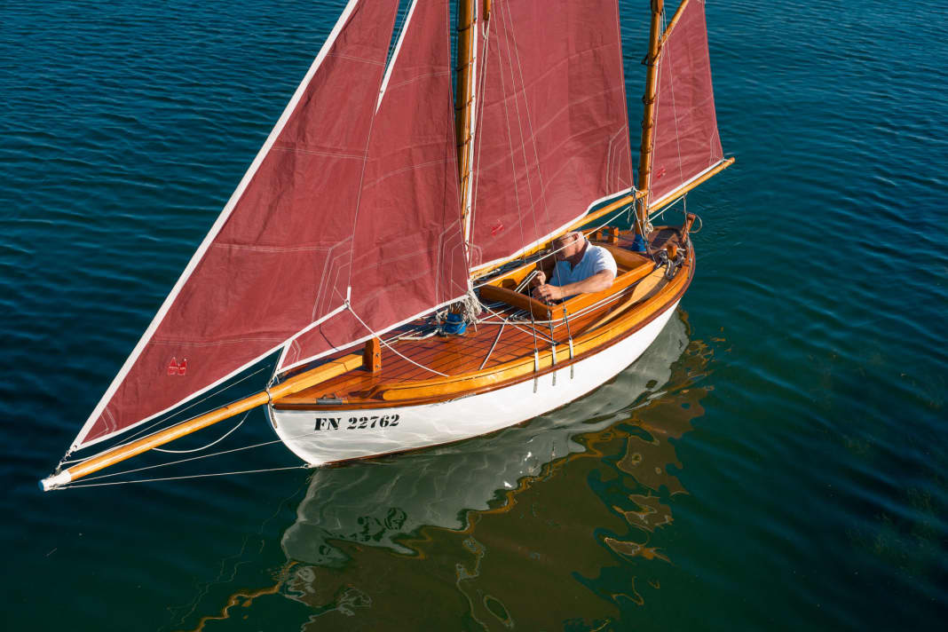 En route en solitaire malgré cinq voiles : Le Mini-Colin-Archer est dirigé avec les pieds, confortablement assis.