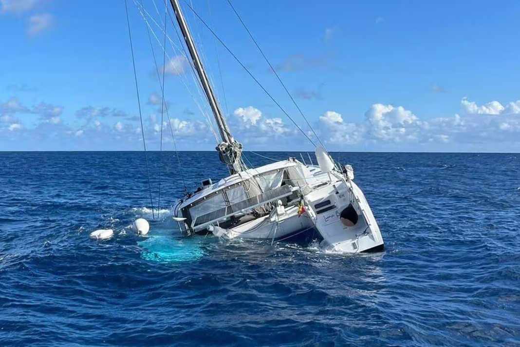 Der Katamaran vom Typ Outremer 45 mit vollgelaufenem Rumpf.