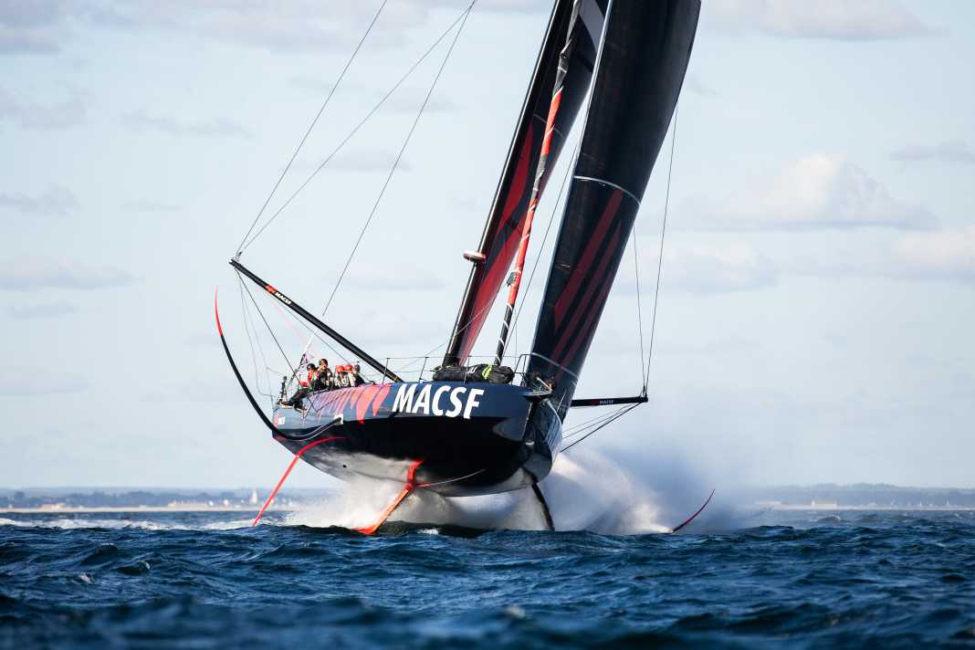"MACSF" beschleunigt auf den Foils und jagt über die Regattabahn.