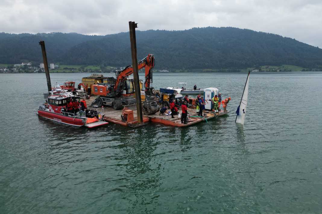 Complex salvage operation: the Lacustre is lifted here