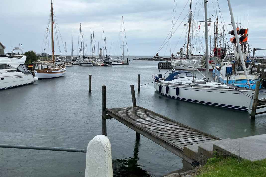 Regulärer Betrieb in Mommark, voll ist der Hafen dennoch nicht