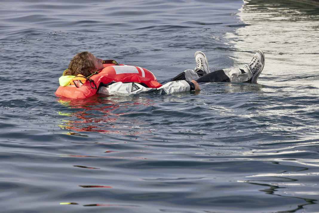 Ecco come dovrebbe essere: Il gilet si apre e gira la persona in acqua sulla schiena.