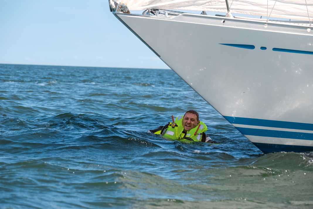 Without special rescue systems, it usually helps even more to drive as close as possible to the casualty, but then special care must be taken. Put the engine in neutral as soon as the casualty comes alongside