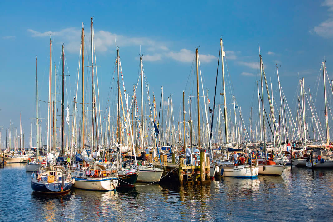 Se coucher dans un paquet est une pratique courante en haute saison. Il existe également d'autres moyens de se faire une place dans un port bondé.