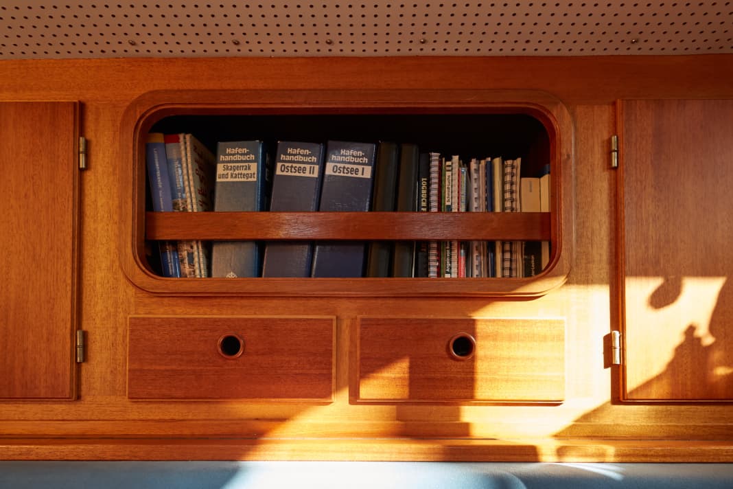 We show new books about sailing